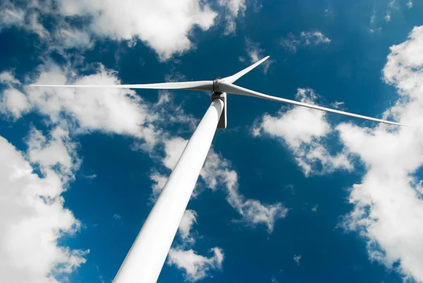Wind turbine låg vinkel — Stockfoto