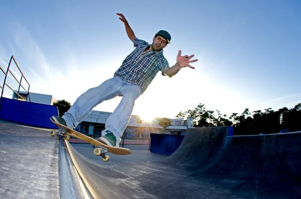 Skateboarder em uma moagem — Fotografia de Stock