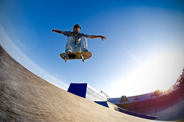 Skateboarder vliegen — Stockfoto