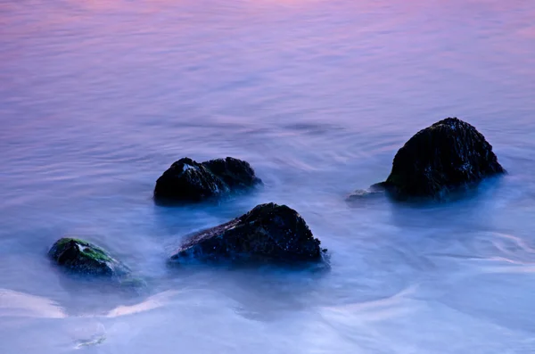 在海水中的石头 — 图库照片