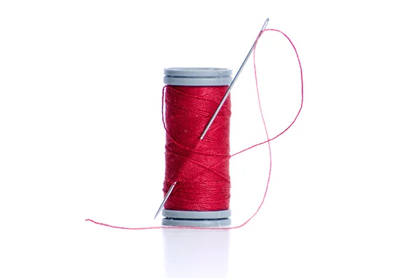 赤い糸ボビンおよび針 — ストック写真