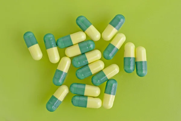 Pillen op groene achtergrond — Stockfoto