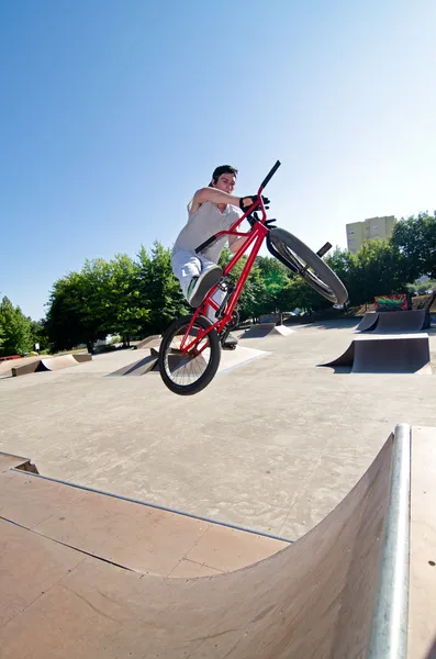BMX cykel stunt bar spin — Stockfoto