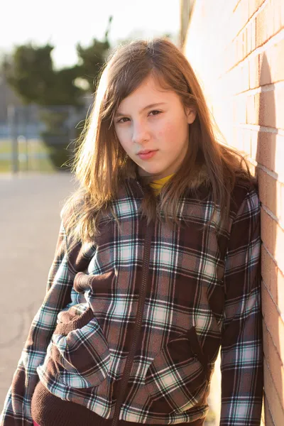 Девочка-подросток на закате — стоковое фото