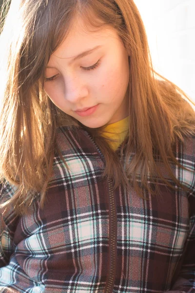 Дівчинка-підліток на заході сонця — стокове фото