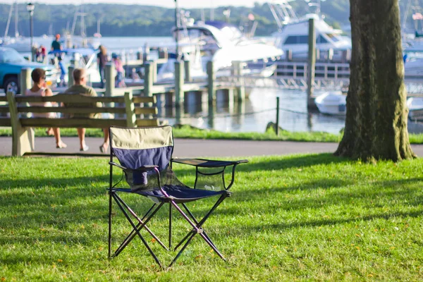 桟橋のキャンプ椅子 — ストック写真