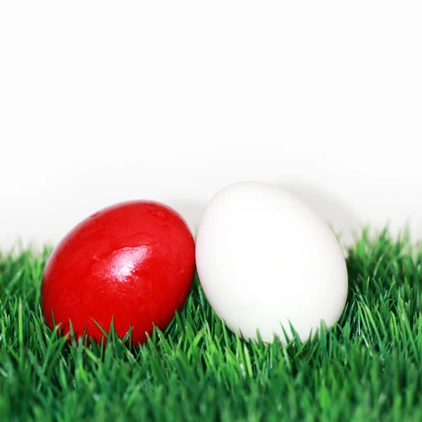 Красно-белое яйцо — стоковое фото