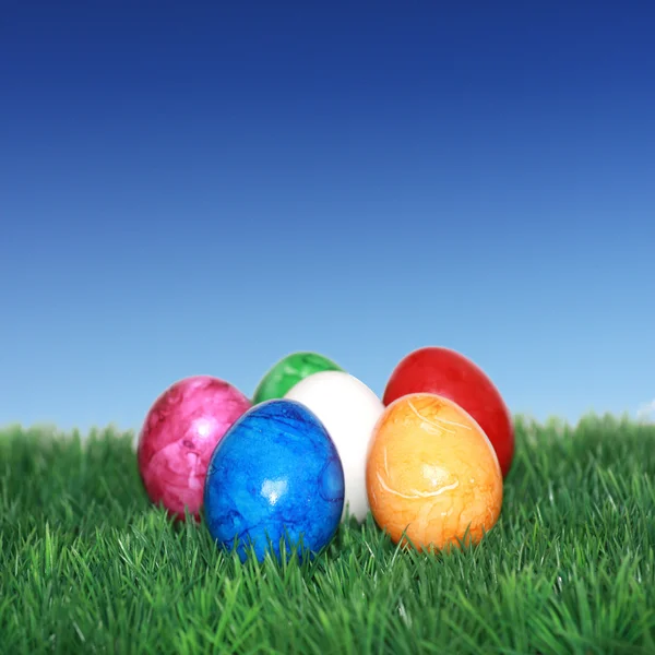 Kleurrijke eieren op groen gras — Stockfoto