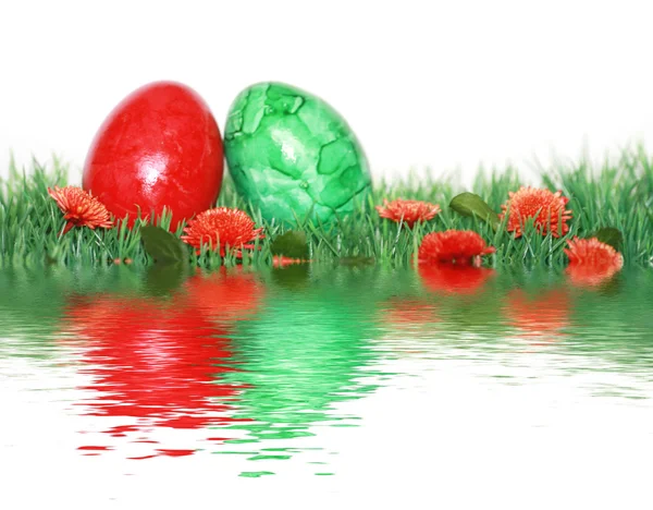 Prachtige decoratie met groene en rode ei — Stockfoto