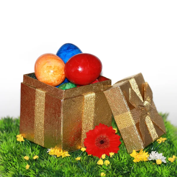 Huevos de Pascua en un paquete dorado —  Fotos de Stock