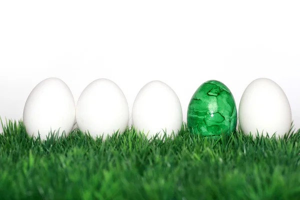 Ένα πράσινο αυγό μεταξύ το λευκό — Φωτογραφία Αρχείου