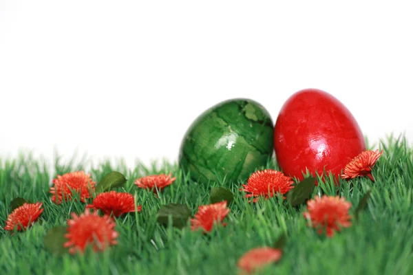 Grüne und rote Ostereier — Stockfoto