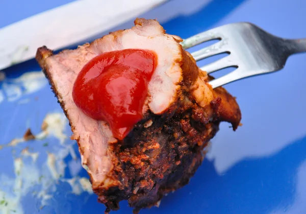 Kawałek mięsa na widelec — Zdjęcie stockowe