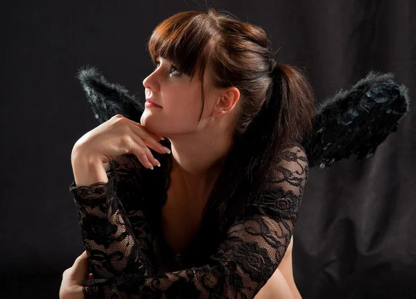 Dívka v černém prádle a černá křídla — Stock fotografie