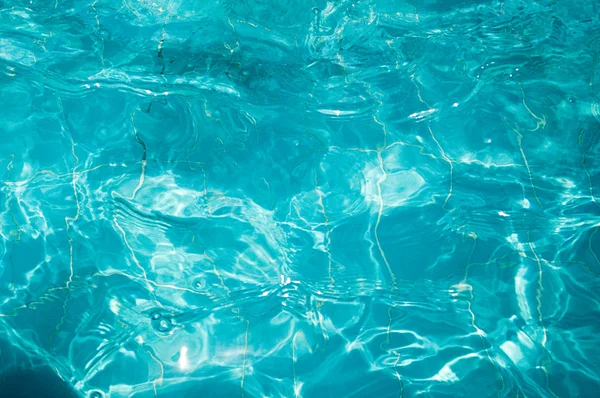 澄んだ水の中の太陽の輝き — ストック写真
