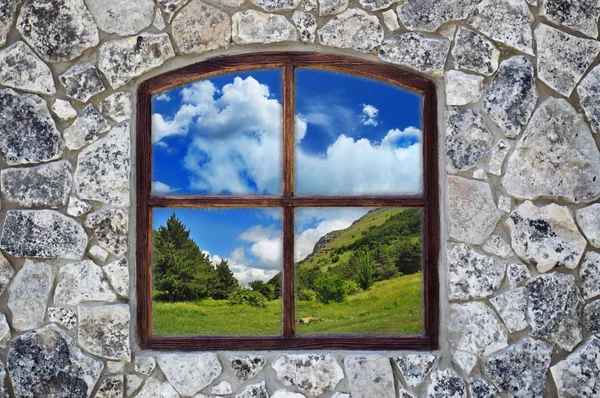 Stenen muur met raam — Stockfoto