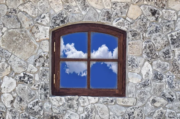 Stenen muur met raam — Stockfoto