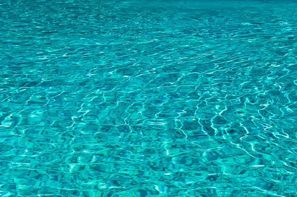 Sonneneinstrahlung im klaren Wasser — Stockfoto