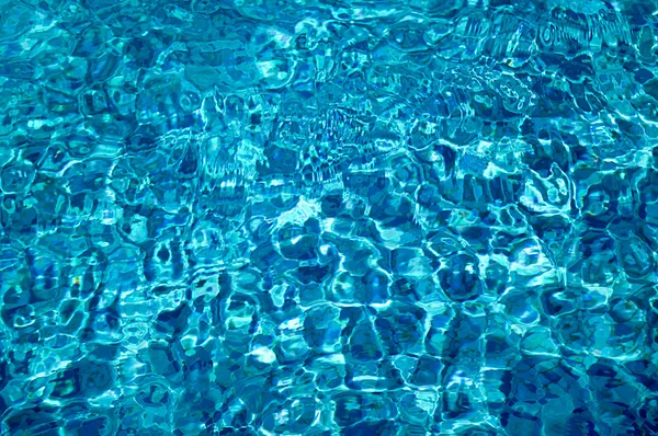 Sonneneinstrahlung im klaren Wasser — Stockfoto