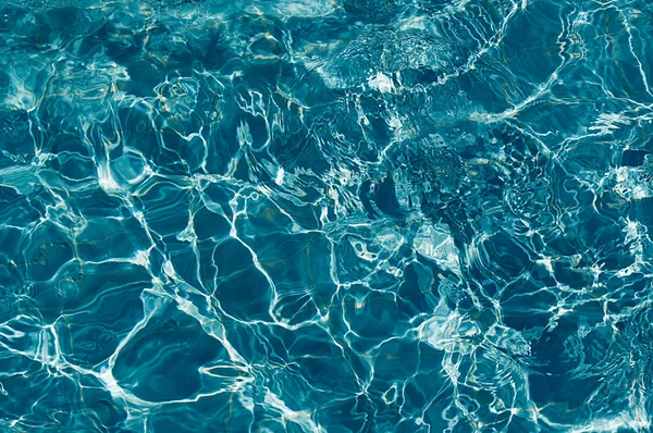 Solsken i det klara vattnet — Stockfoto