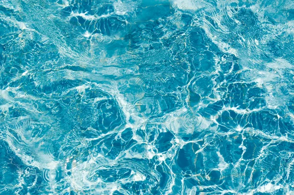 Solsken i det klara vattnet — Stockfoto
