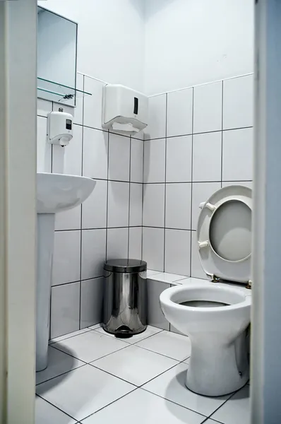 Felismerhetetlen egyszerű belső WC-vel — Stock Fotó
