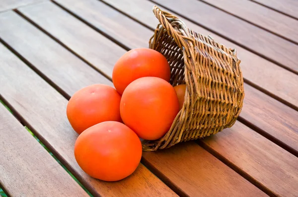 Stro mand vol van tomaten — Stockfoto