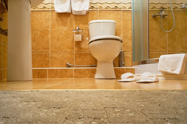 WC, accappatoio, cabina doccia . — Foto Stock