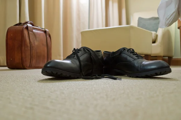 Чоловіче взуття та валіза — стокове фото
