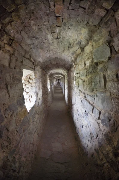 Couloirs en pierre dans les ruines d'un ancien château — Photo