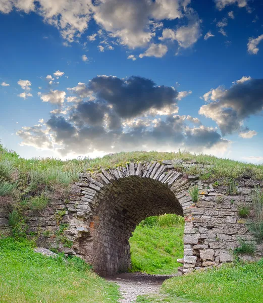 Руины древней арки — стоковое фото