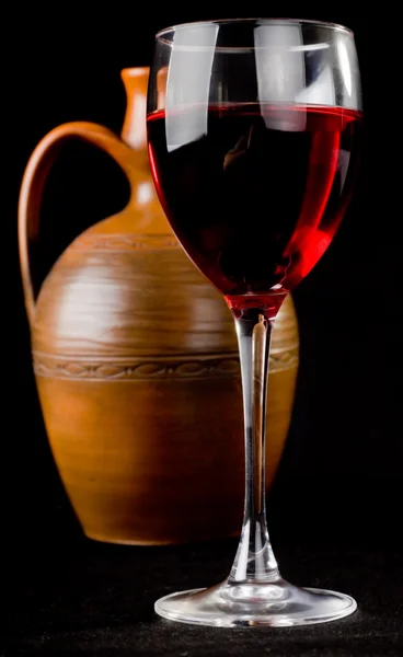 Στάμνα και ένα ποτήρι κόκκινο υγρό — Φωτογραφία Αρχείου