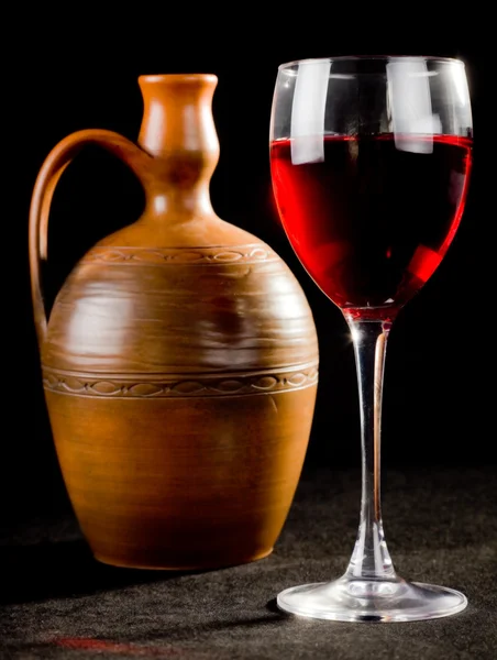 Στάμνα και ένα ποτήρι κόκκινο υγρό — Φωτογραφία Αρχείου