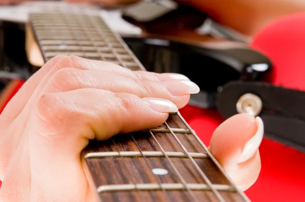 Manos y dedos con una guitarra —  Fotos de Stock