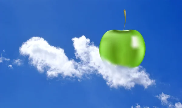 Kar-beyaz bir bulutun üzerinde yeşil elma — Stok fotoğraf