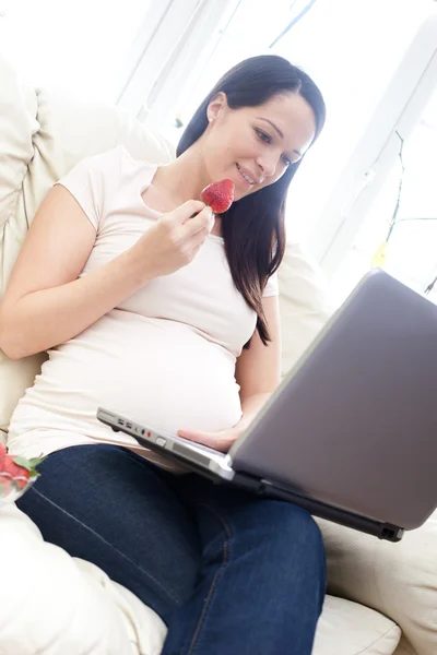 Donna incinta sul computer portatile — Foto Stock