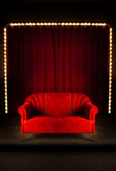 Sofá rojo en el escenario — Foto de Stock