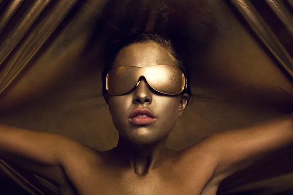 Topless corpo de ouro pintura em uma menina morena com um penteado funky — Fotografia de Stock