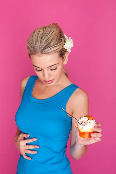 プリンを食べる女性 — ストック写真