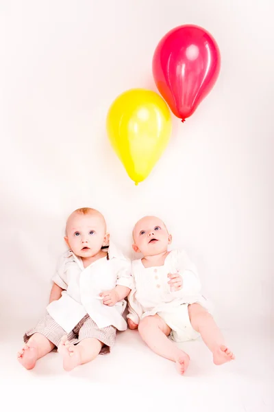 Menino e menina gêmeos — Fotografia de Stock