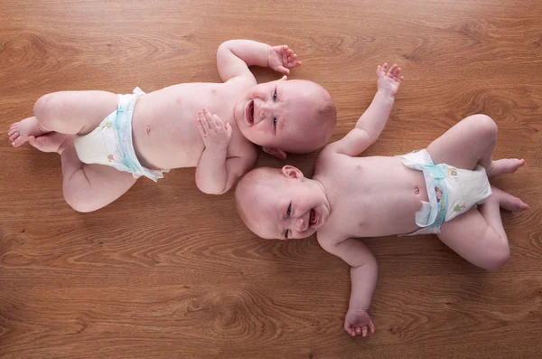 Tvillingar pojke och flicka — Stockfoto