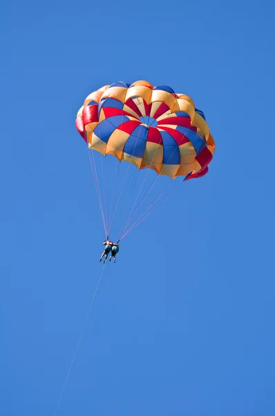 Parasailing unter blauem Himmel. — Stockfoto