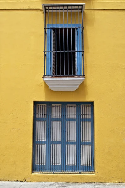Окна с решетками . — стоковое фото