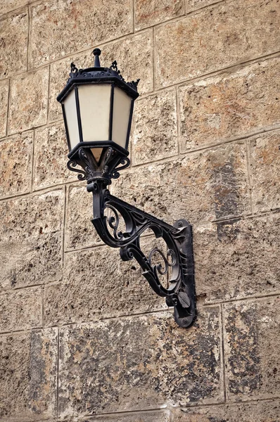 Duvara monte edilmiş sokak lambası. — Stok fotoğraf