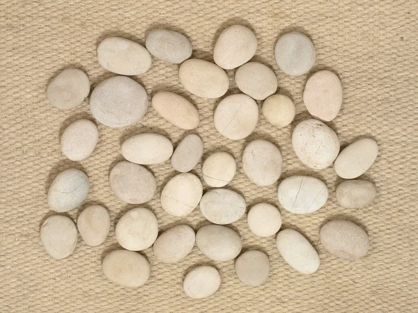 Kleine stenen op een camal wol. — Stockfoto