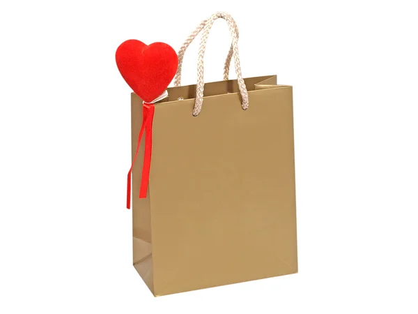 Zlatá Dárková taška s červeným srdcem. — Stock fotografie