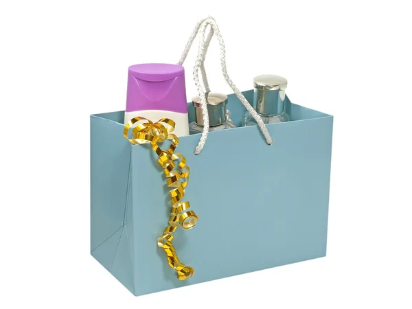 Подарочный набор в голубом в подарочном пакете — стоковое фото
