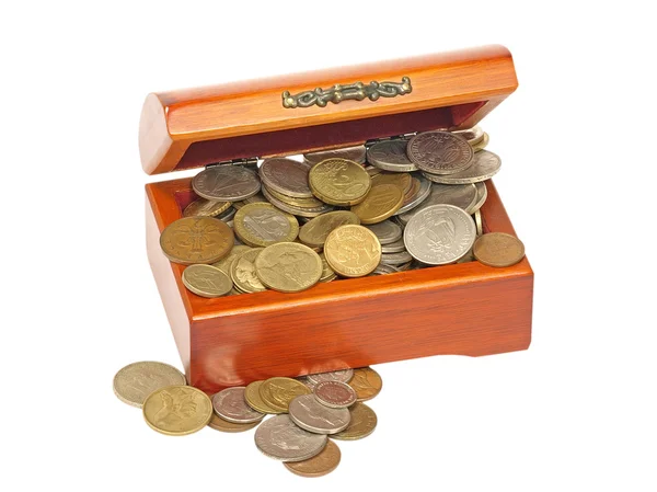 Stará dřevěná truhla s mincemi. — Stock fotografie