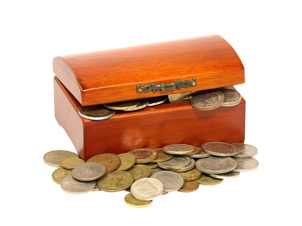 Stará dřevěná truhla je plný mincí. — Stock fotografie