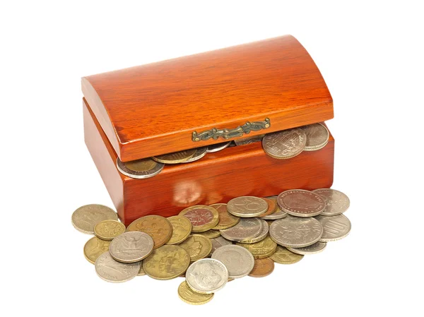 Dřevěná truhla s různými kovové mince. — Stock fotografie